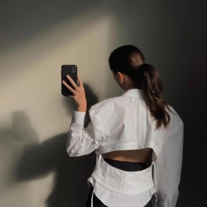 这些只会穿黑白灰的女人 都能当时尚博主了