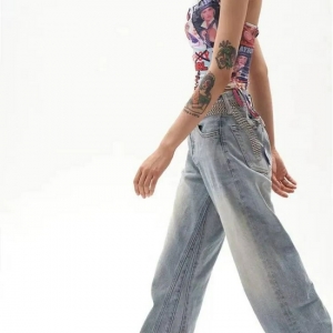 宋妍霏、欧阳娜娜的这条牛仔裤，把腿拉长了10cm！