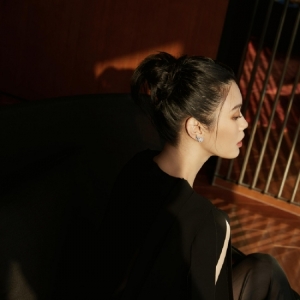 奚梦瑶活动造型写真 黑色长裙搭配盘发优雅有气场