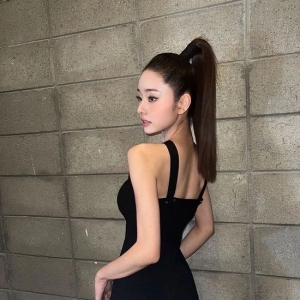 穿FAKE的宋智雅复出营业转型纯欲健美风
