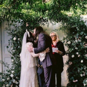 <b>破产姐妹Max演员结婚 在花园举办私人婚礼甜蜜幸福</b>